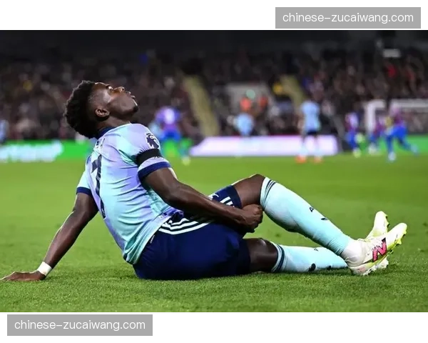 英格兰右路依赖萨卡突破，图赫尔演练3-4-3阵型专攻对手左后卫防区制造杀机